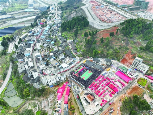 “村BA”决赛举办地台盘村一景(无人机照片)新华社发